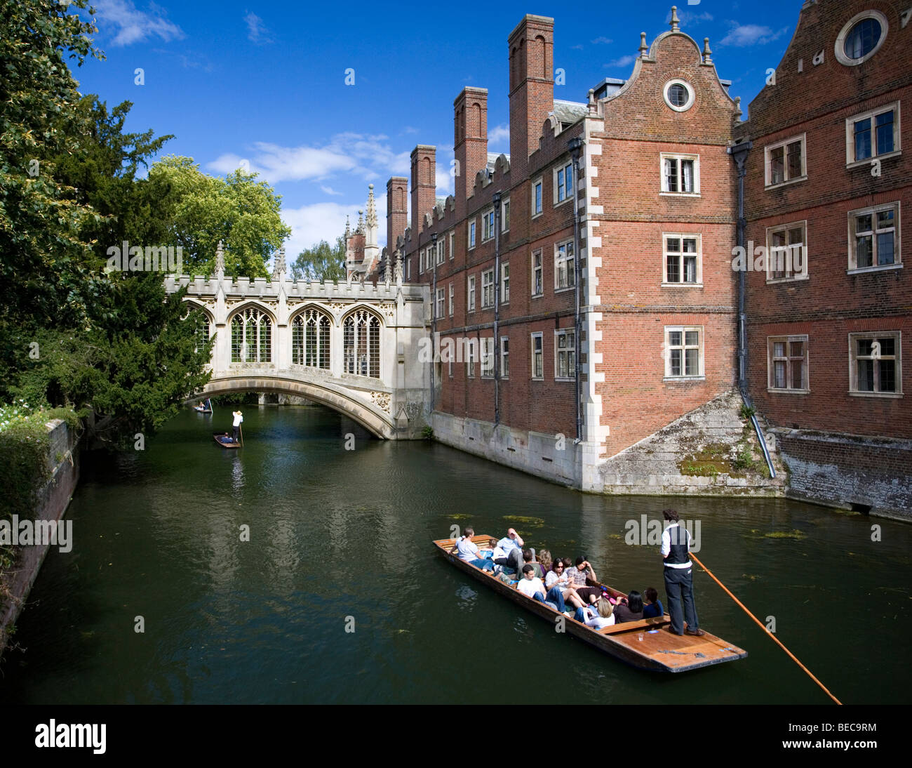 Punt imbarcazioni presso il Ponte dei Sospiri al st. John's College di Cambridge, Cambridgeshire, Regno Unito. Foto Stock
