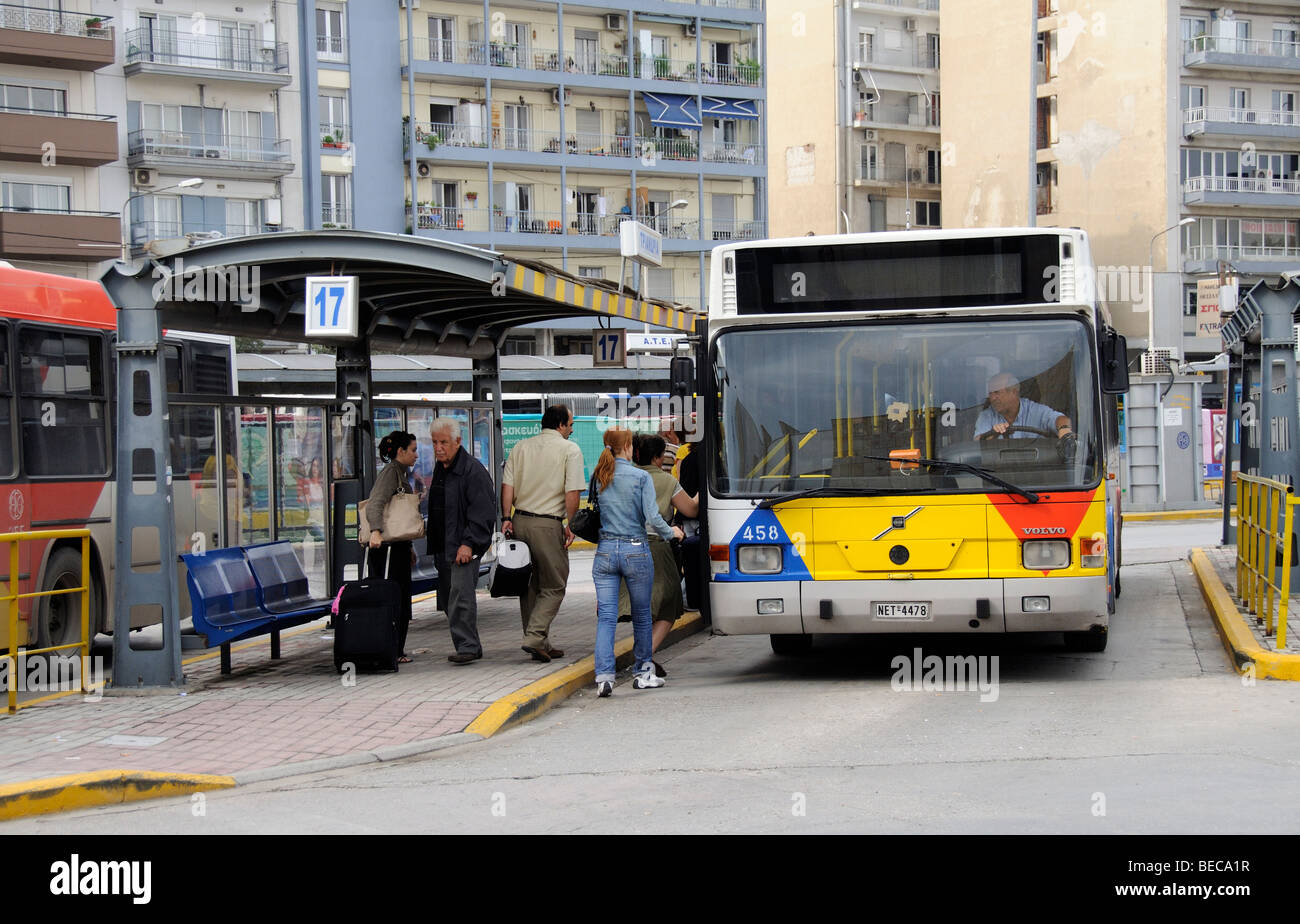 I passeggeri di salire a bordo di un unico bus ponte di Salonicco alla stazione degli autobus nord della Grecia UE Foto Stock