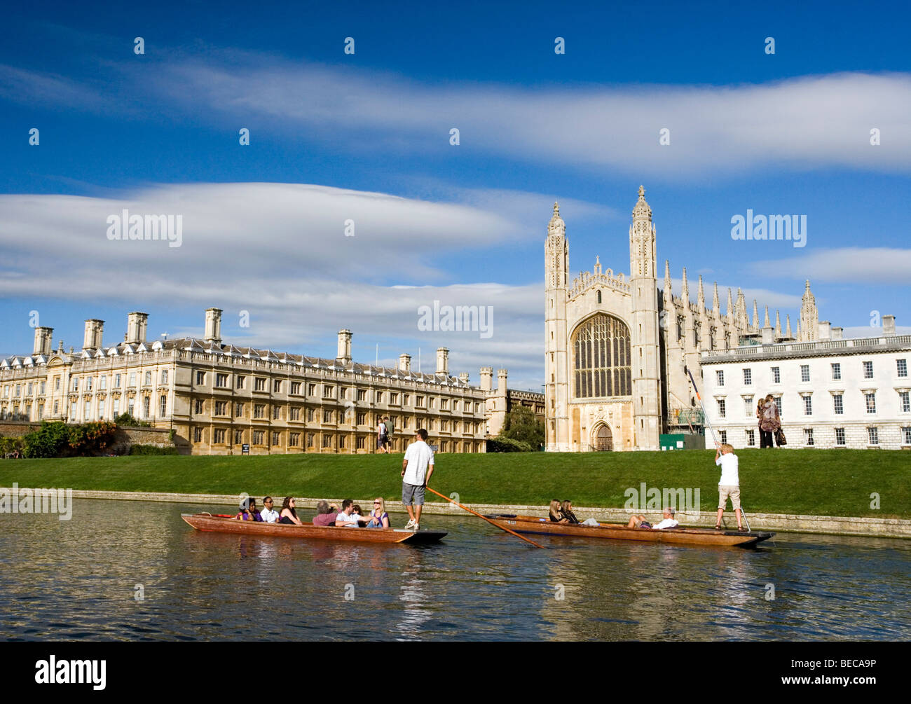 Punt barca con i turisti lungo il fiume Cam al Kings College di Cambridge, Cambridgeshire, Regno Unito. Foto Stock