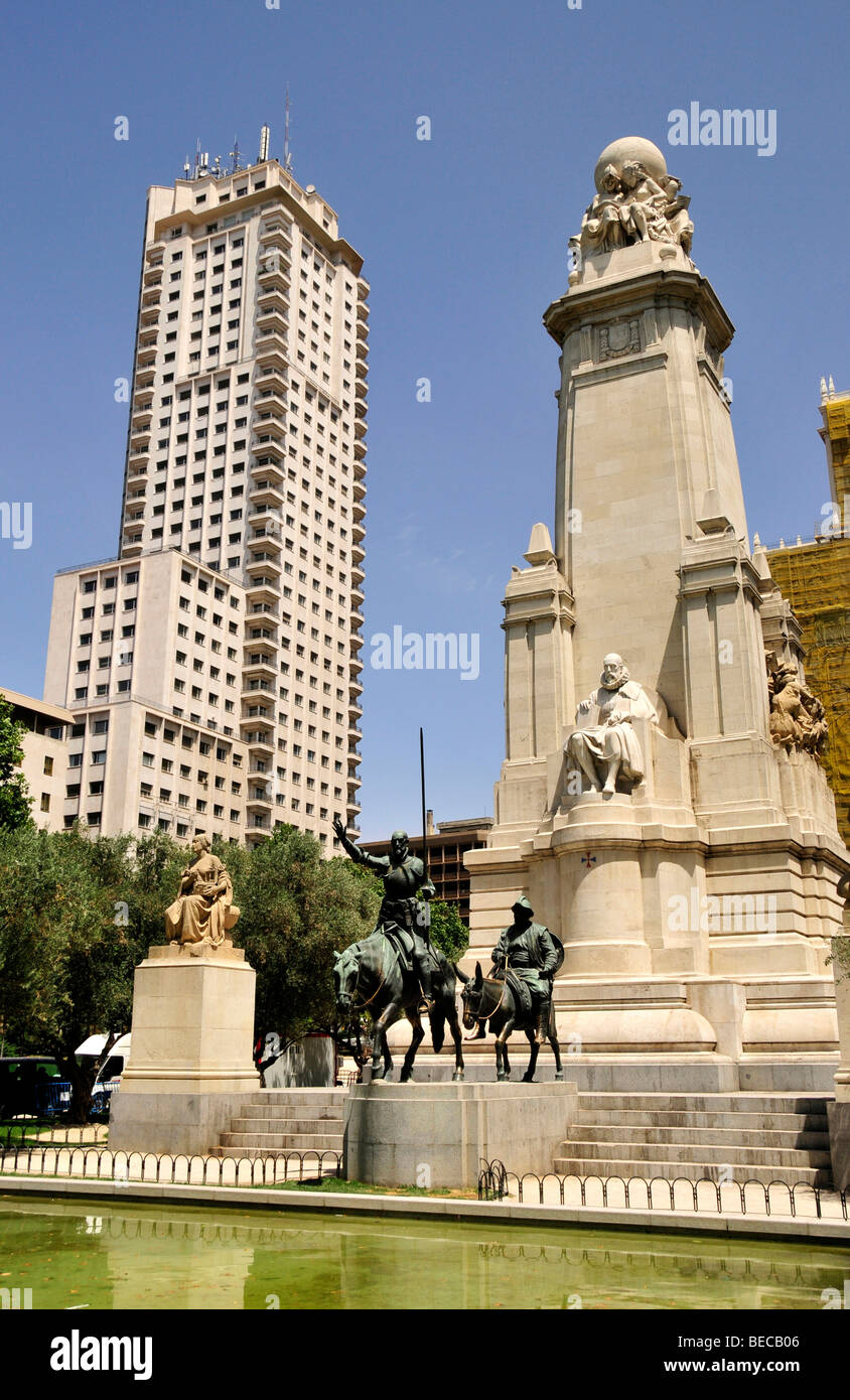 Monumento a Miguel de Cervantes con Don Chisciotte e Sancho Panza a Plaza España, Madrid, Spagna, Penisola Iberica, Europa Foto Stock