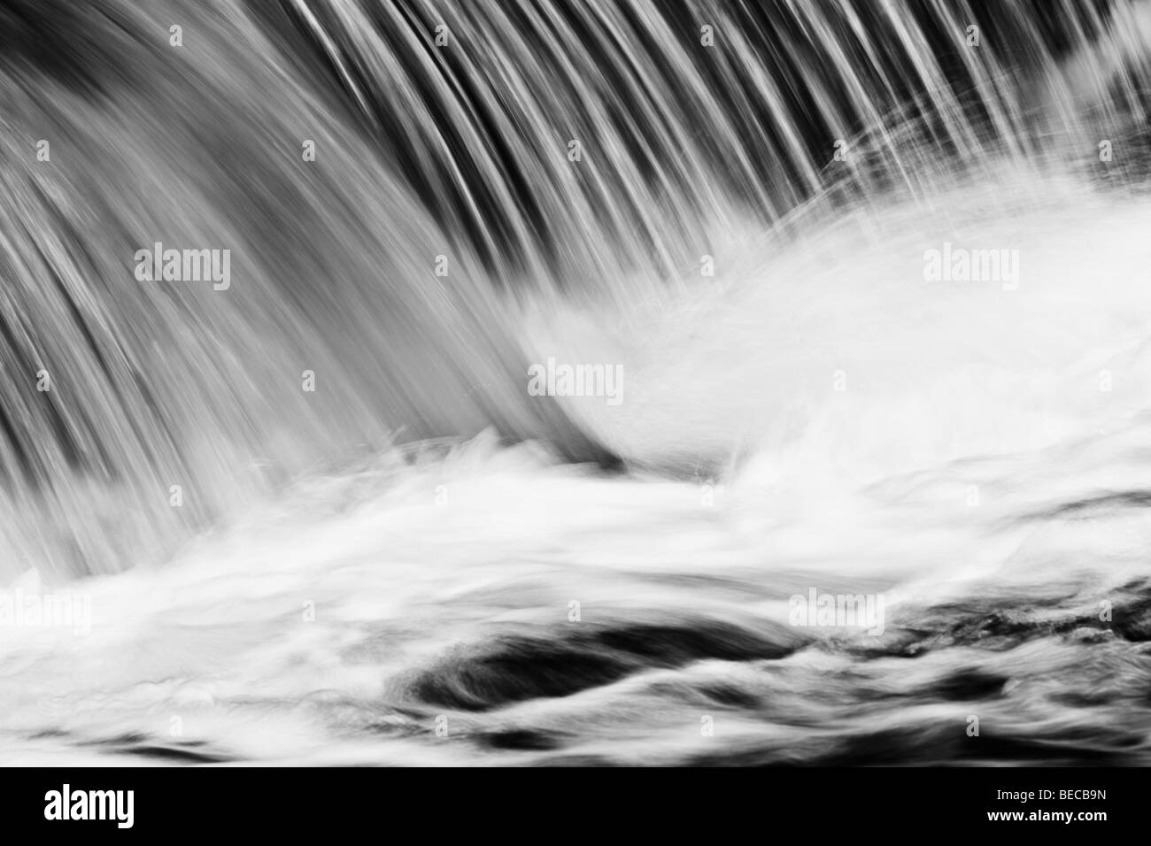 Dettaglio di una breve cascata in un forte flusso di Heathcote National Park, New South Wales, Australia Foto Stock