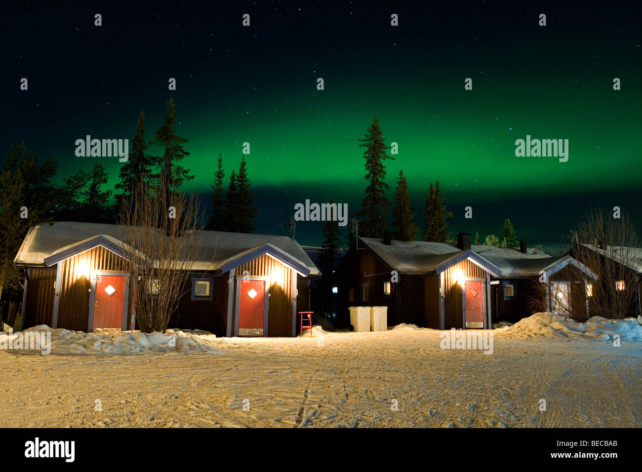 Luci del nord su cabine presso l'hotel di ghiaccio di Jukkasjärvi, Svezia. Foto Stock