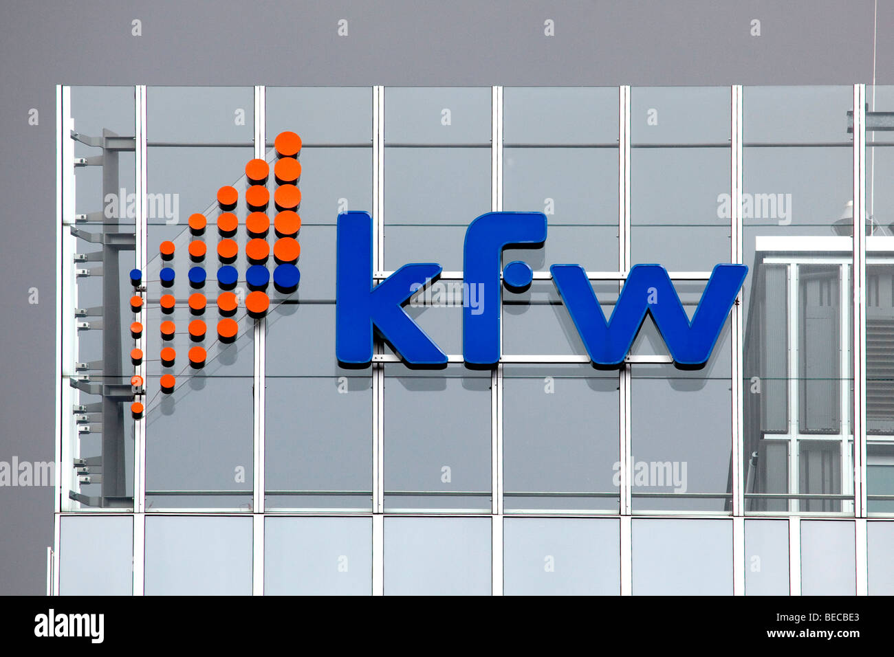 Il logo presso la sede della KfW Gruppo Bancario, Kreditanstalt fuer Wiederaufbau, ricostruzione Prestito Corporation, Francoforte Foto Stock