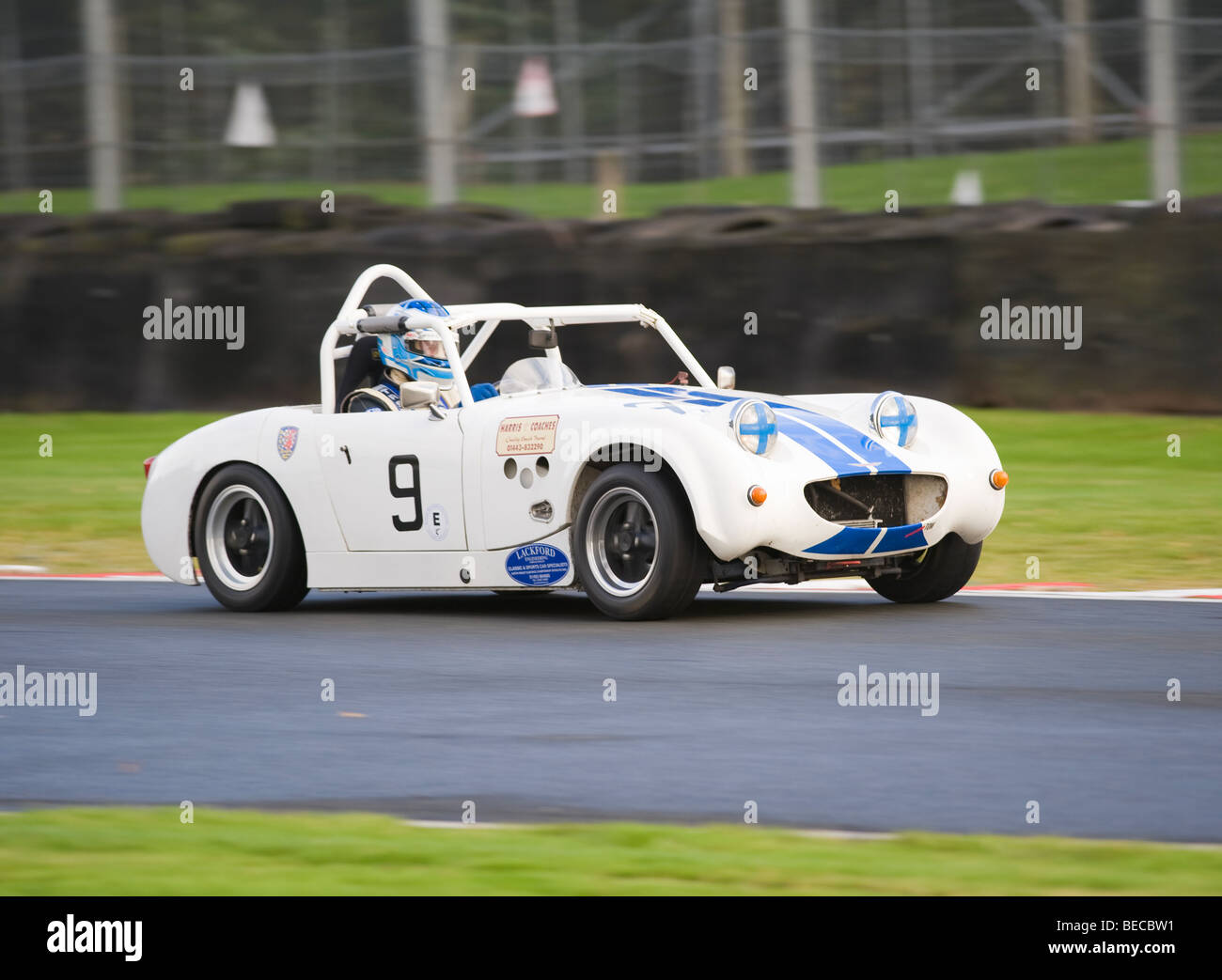 Austin Healey Sprite Sports Car Racing ad Oulton Park motore circuito di gara Cheshire England Regno Unito Regno Unito Foto Stock