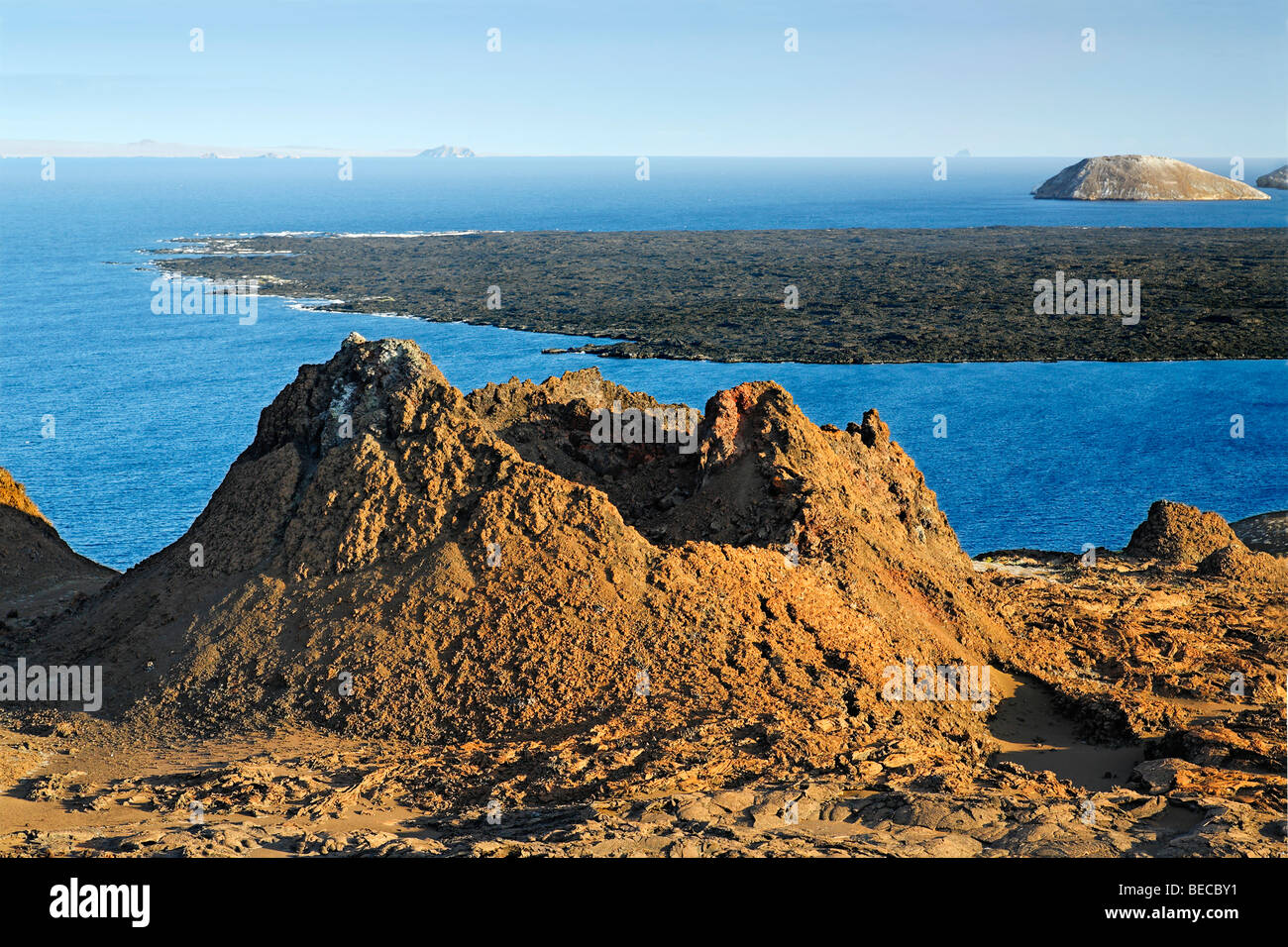 Primordiale paesaggio vulcanico con piccolo cratere, Bartolomé Island, vista di Santiago, Galapagos Achipelago, Patrimonio Mondiale dell'UNESCO si Foto Stock