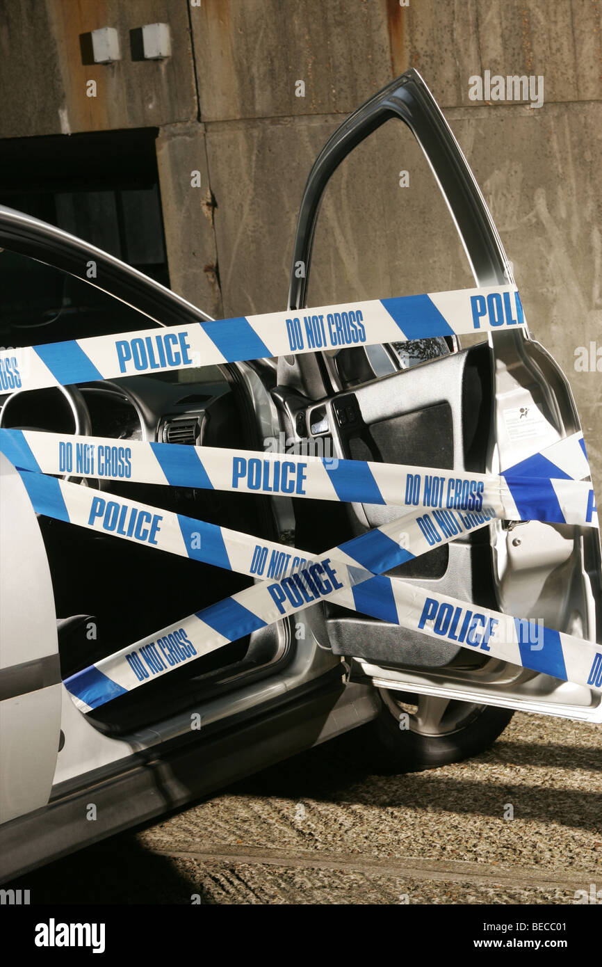 Auto con lo sportello aperto e nastro di polizia Foto Stock