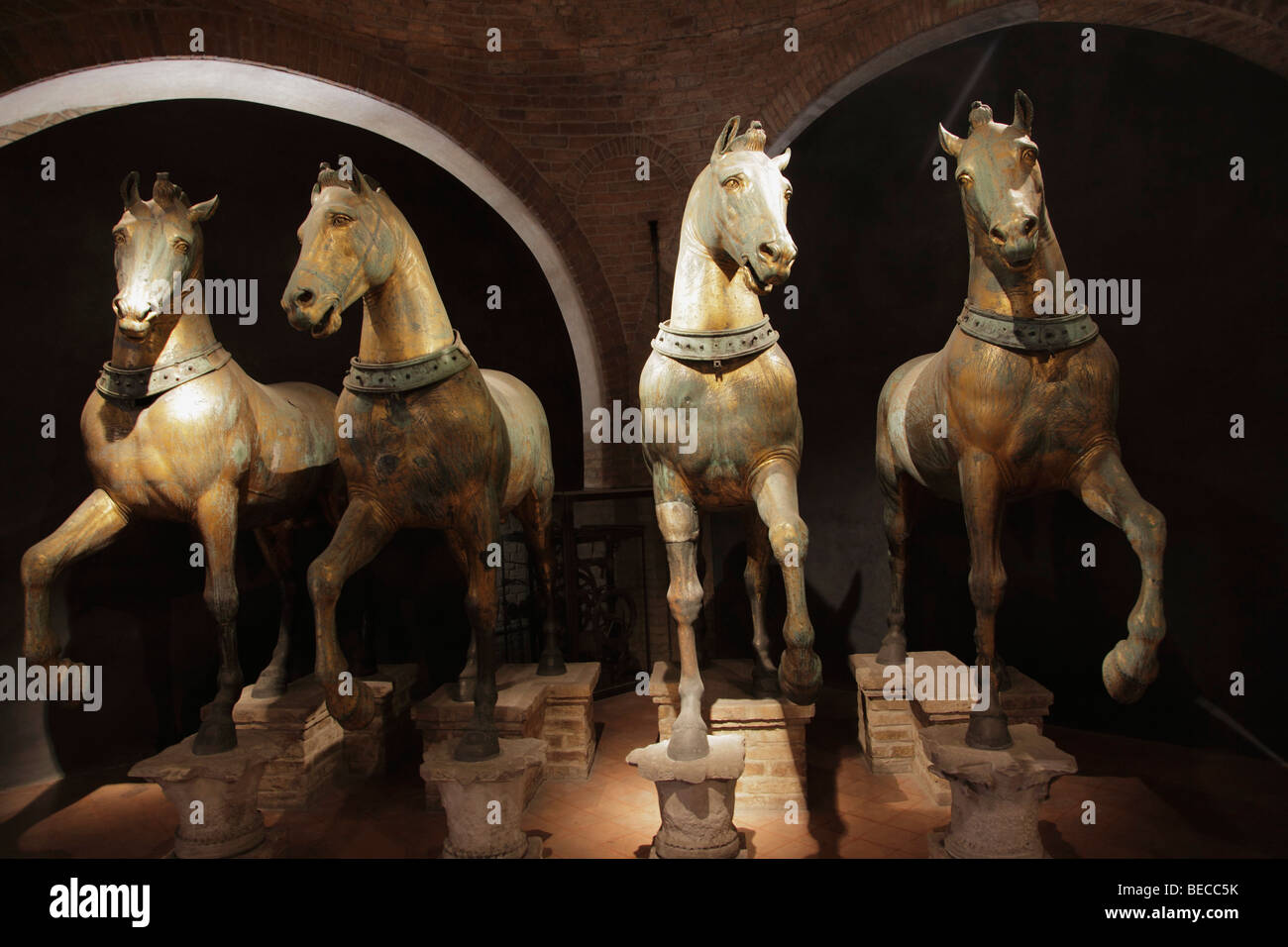 L'Italia, Venezia, Piazza San Marco la Basilica di San Marco, quattro cavalli di bronzo Foto Stock