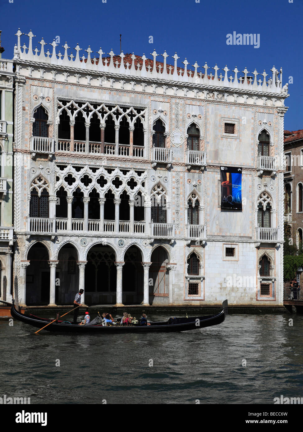 L'Italia, Venezia Canal Grande, Palazzo Ca' d'Oro, gondola Foto Stock