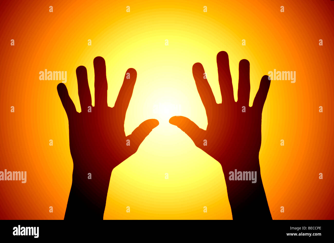 Stagliano le mani per raggiungere golden luce incandescente Foto Stock