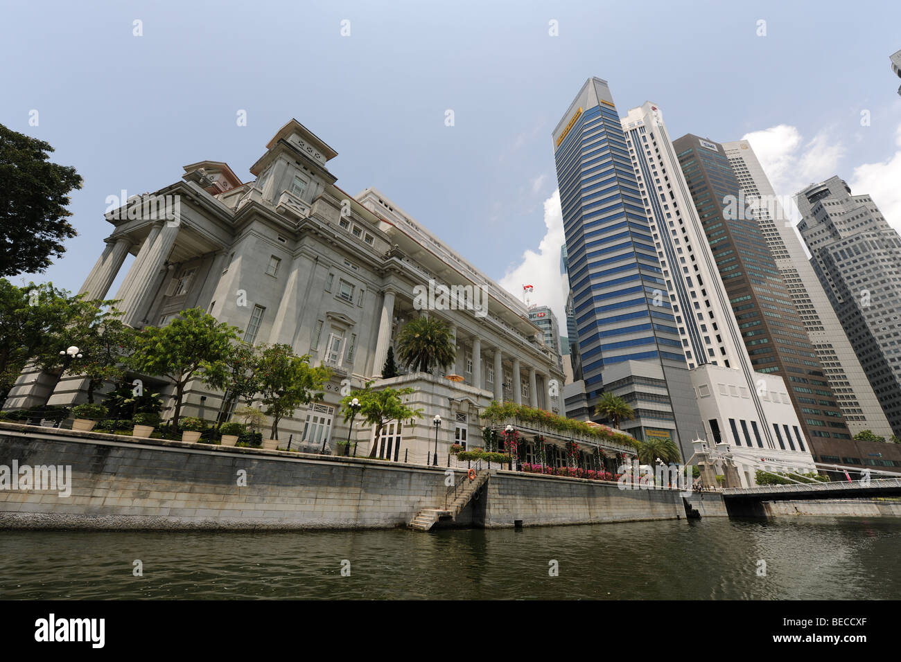 Fullerton Hotel (precedentemente il GPO e banche, skyline della città,  Singapore Foto stock - Alamy