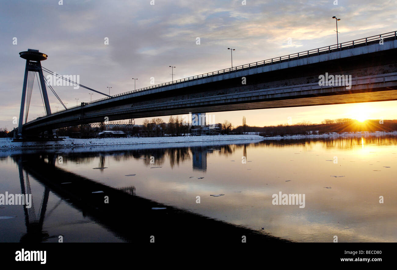 Nuovo ponte, Nový più, oltre il fiume Danubio con il ristorante UFO, Bratislava, Slovacchia, Europa orientale Foto Stock