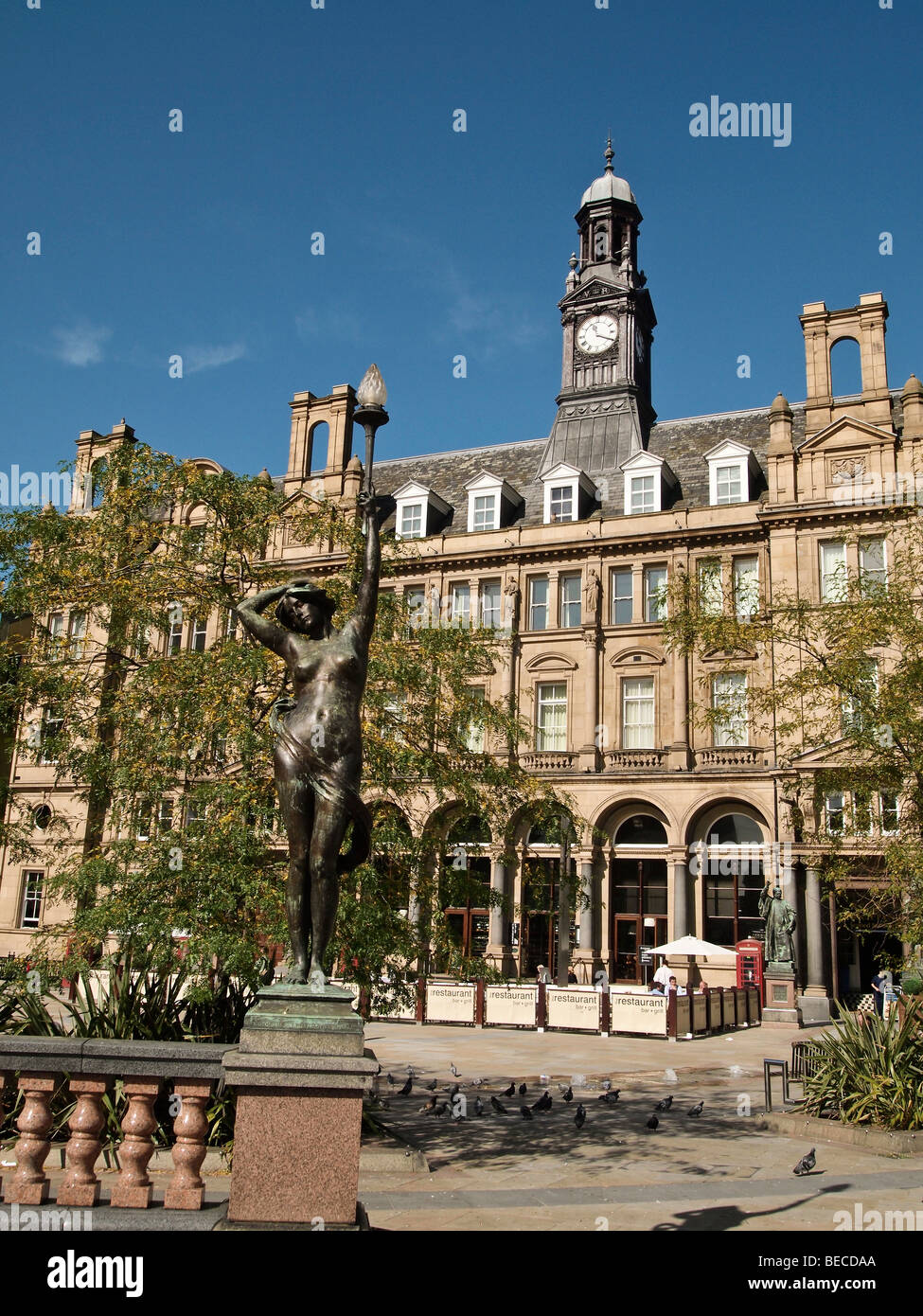 Il vecchio ufficio postale e Ninfa statua e standard di luce da Alfred Drury in City Square Leeds REGNO UNITO Foto Stock