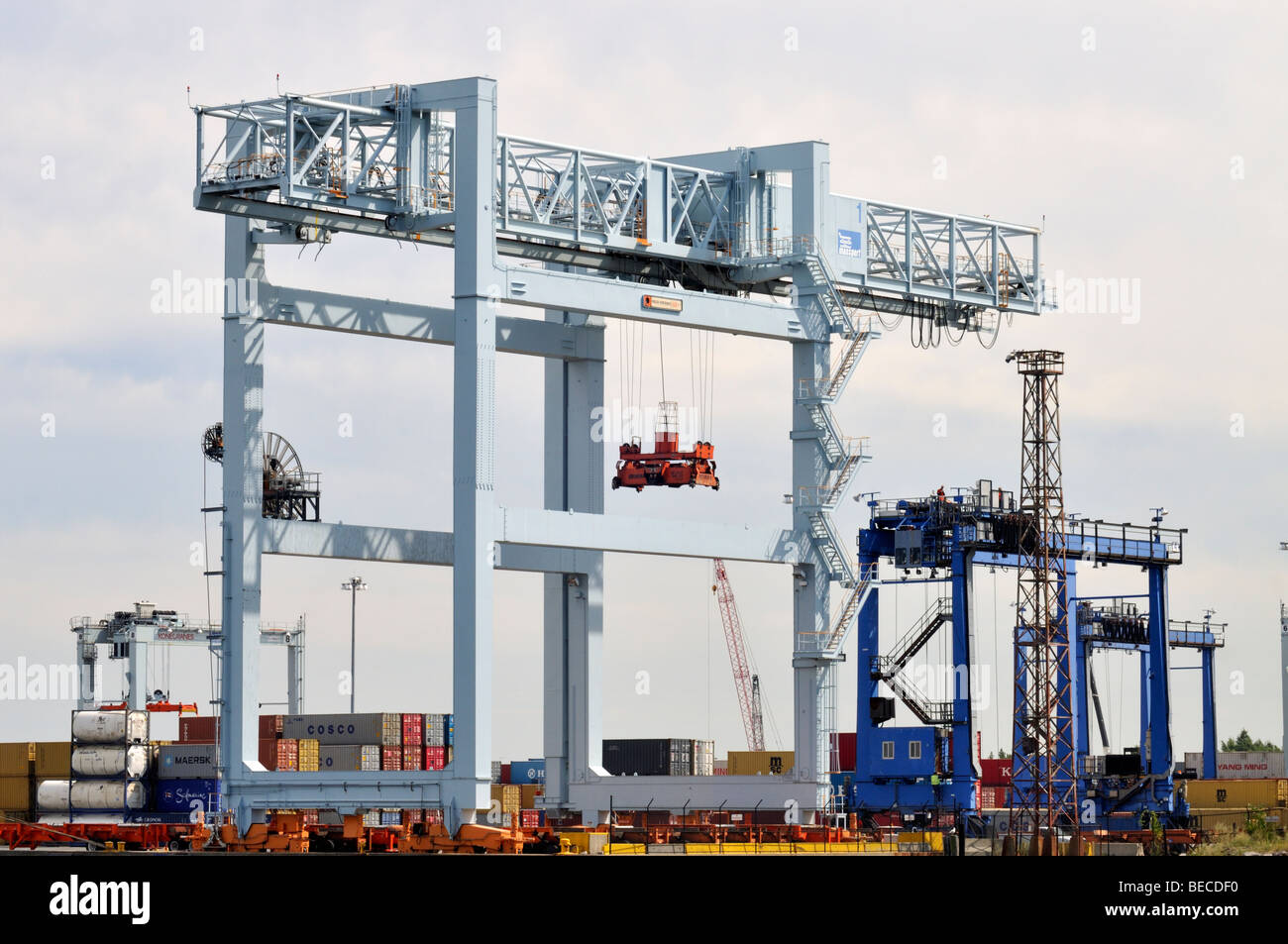 Industrial Gru per il sollevamento di container per la spedizione al porto di South Boston Foto Stock