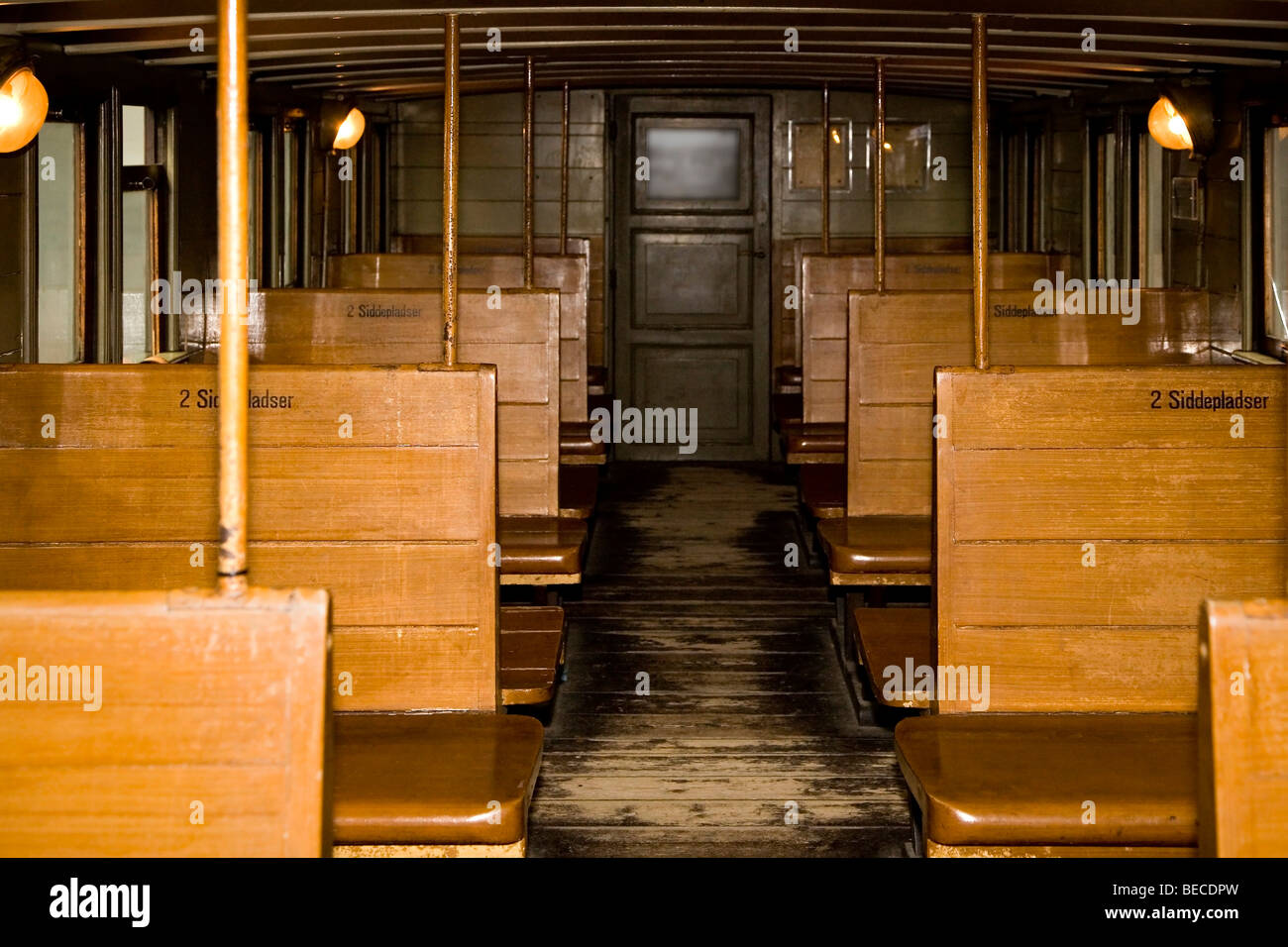 All'interno di un vecchio di terza classe carrozza del treno Foto Stock