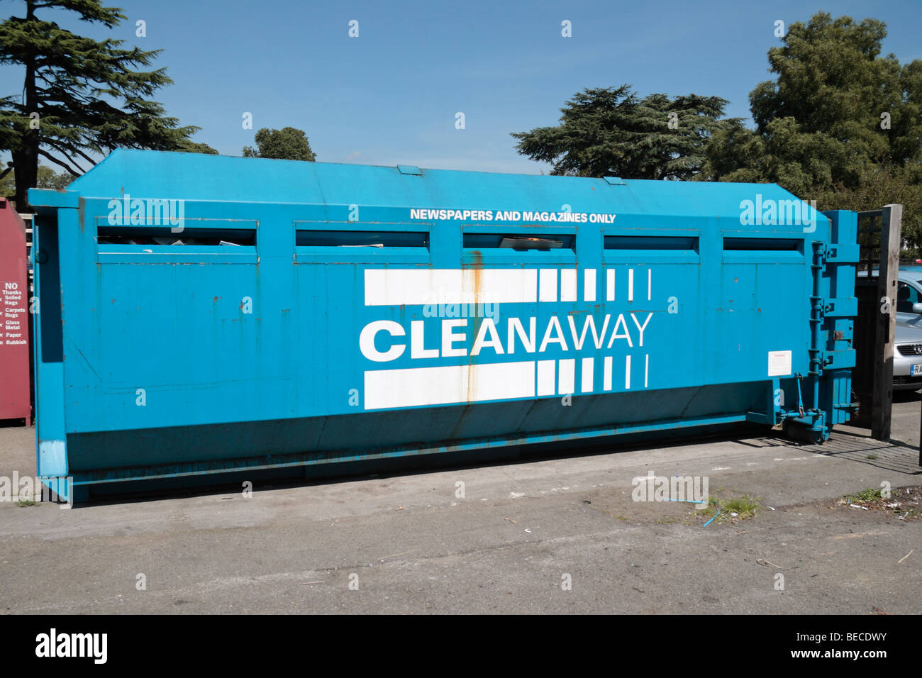 Un Cleanaway giornali e riviste contenitore di riciclaggio vicino a Ascot High Street, UK. Foto Stock
