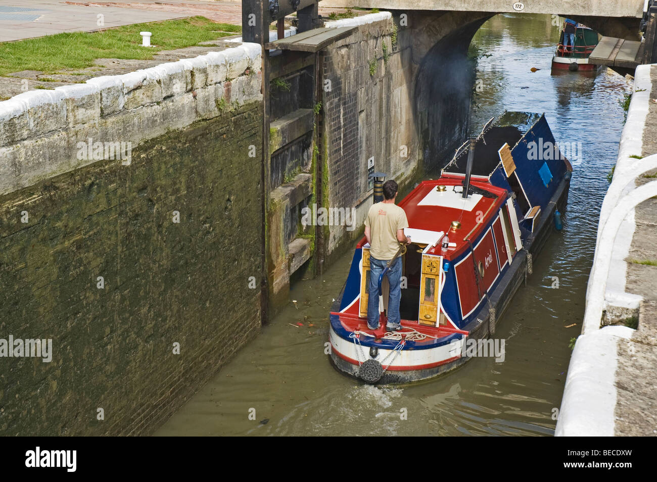 Houseboat in canal lock, Devizes, Fiume Avon, l'Inghilterra del Sud, England, Regno Unito, Europa Foto Stock