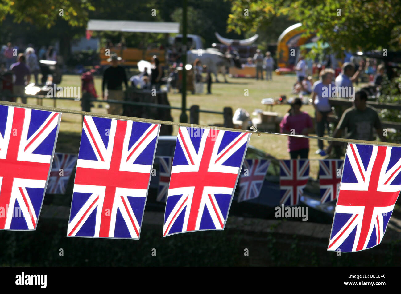 Union Jack flag bunting in un villaggio di fete in Aldenham, Hertfordshire, Inghilterra. Foto Stock