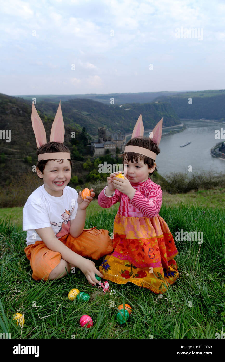 I bambini cercano le uova di Pasqua presso il fiume Reno al di sopra delle rocce Loreley, Patersberg, Renania-Palatinato, Germania, Europa Foto Stock