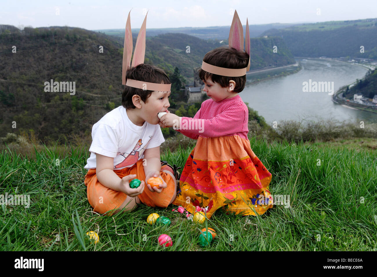 I bambini cercano le uova di Pasqua presso il fiume Reno al di sopra delle rocce Loreley, Patersberg, Renania-Palatinato, Germania, Europa Foto Stock