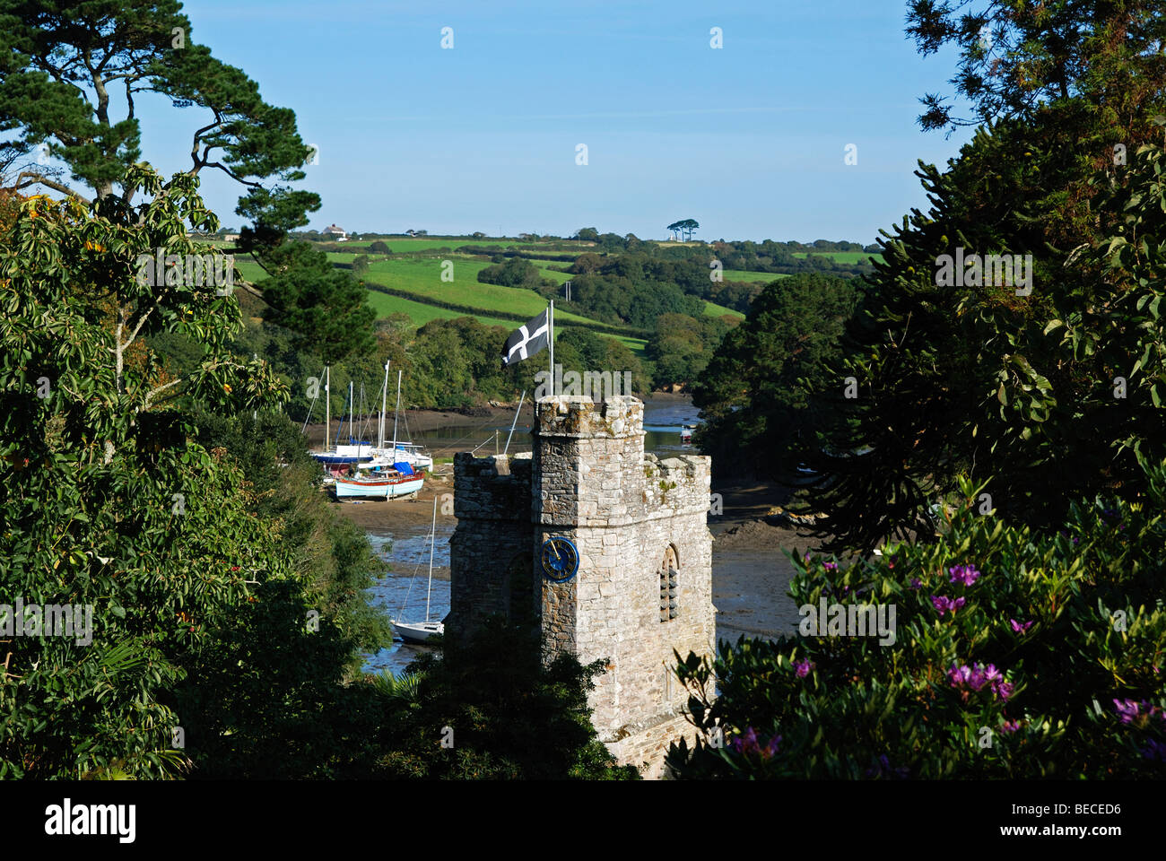 Guardando oltre la chiesa al Creek presso il st.just in roseland cornwall, Regno Unito Foto Stock