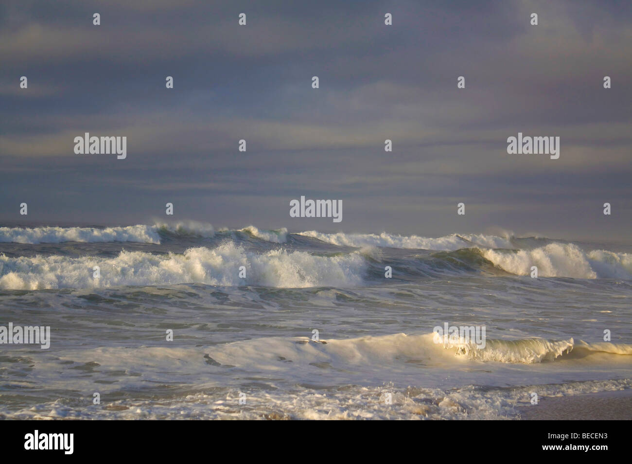 Oceano onde che si infrangono sulla spiaggia Foto Stock