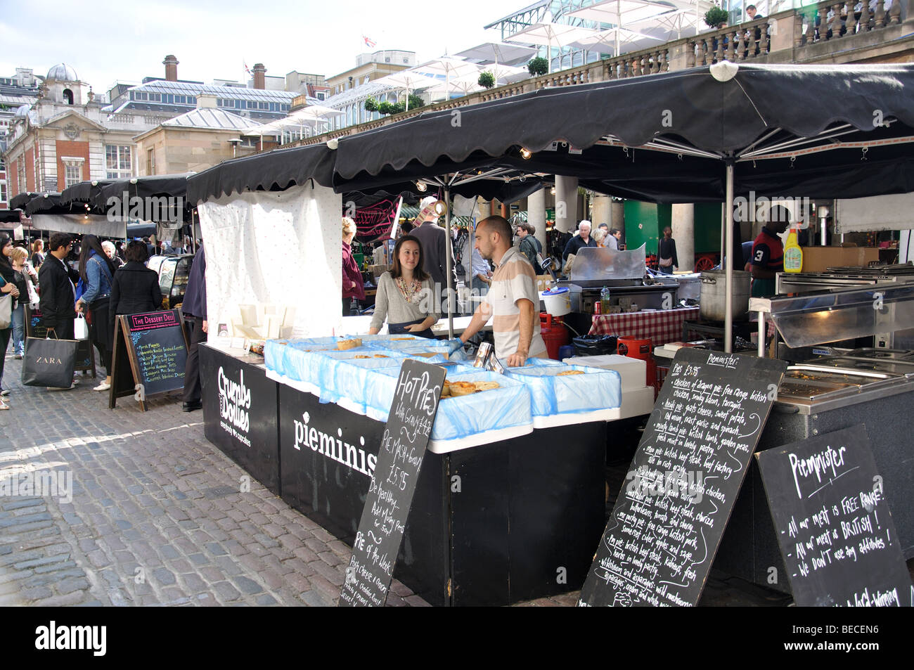 Esterno il mercato alimentare in Piazza, Covent Garden, la City of Westminster, Londra, Inghilterra, Regno Unito Foto Stock