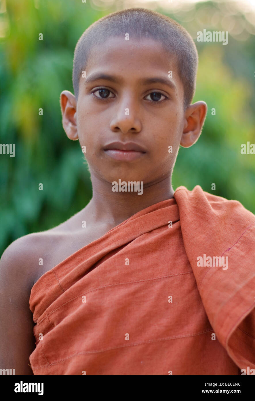 Ritratto di un giovane monaco buddista a Bodhgaya, India Foto Stock