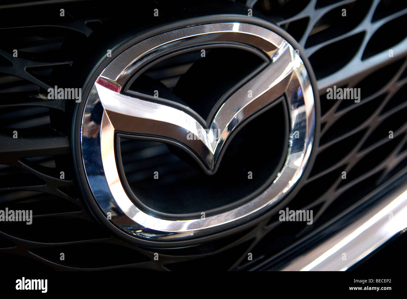 Emblema di Mazda su una vettura Foto Stock