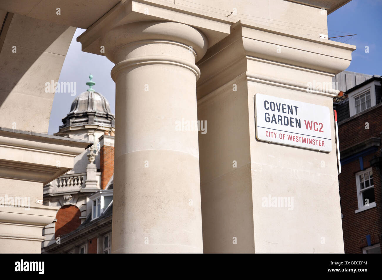 Un cartello stradale in Piazza, Covent Garden, la City of Westminster, Londra, Inghilterra, Regno Unito Foto Stock
