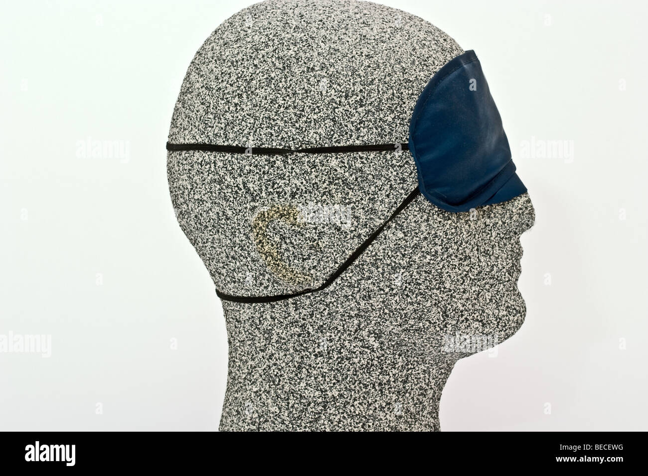 Modello di polistirolo testa indossando un panno maschera di sospensione Foto Stock