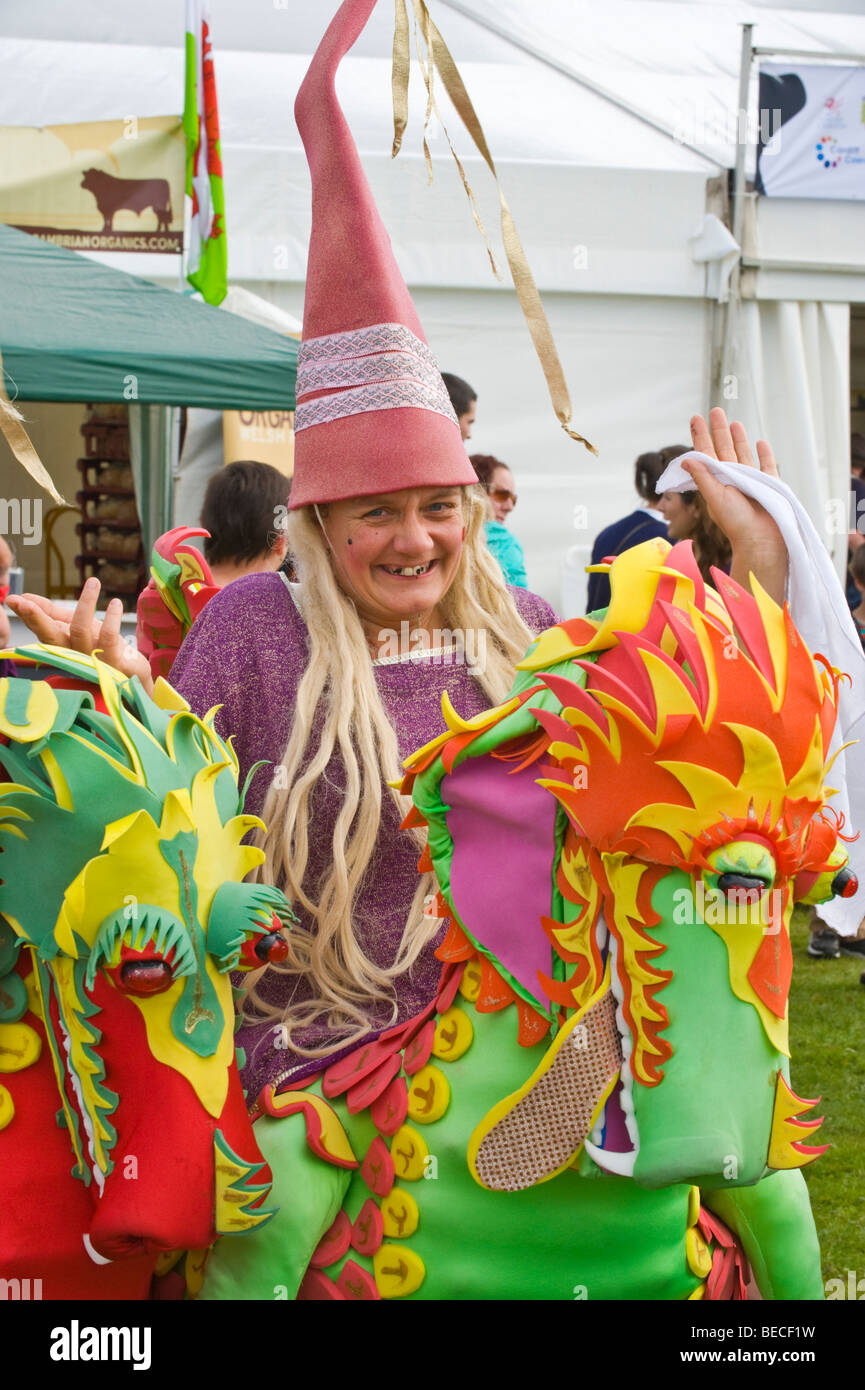 Prestazioni pubbliche artisti vestito come draghi intrattenere i visitatori presso i Grandi Formaggi inglesi Festival Cardiff South Wales UK Foto Stock