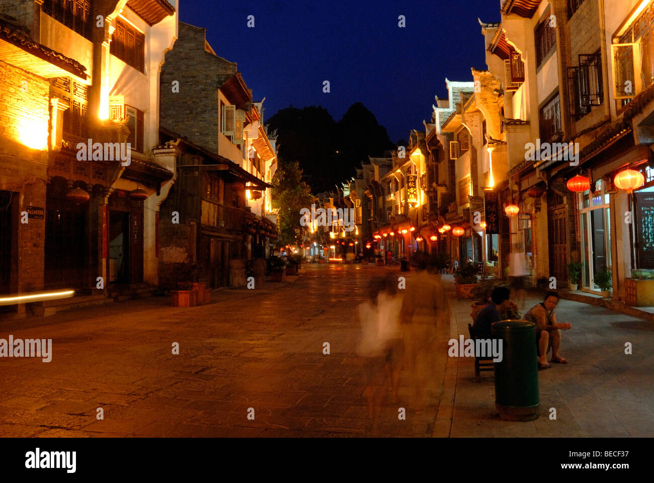 Scenario di strada con negozi al crepuscolo, Zhenyuan, Guizhou, Cina Foto Stock