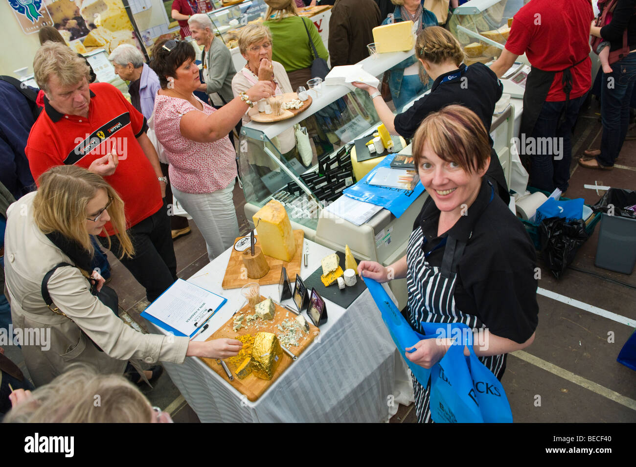 I visitatori di formaggio di campionamento presso il Great British Festa del formaggio Cardiff South Wales UK Foto Stock