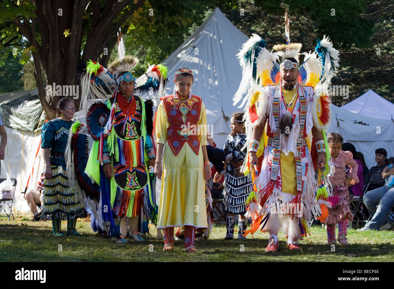 Testa Lady ( Nicole del seno) e Testa uomo (Thorpe Sine).XV raccolta annuale Pow Wow nella città di Naperville. Foto Stock