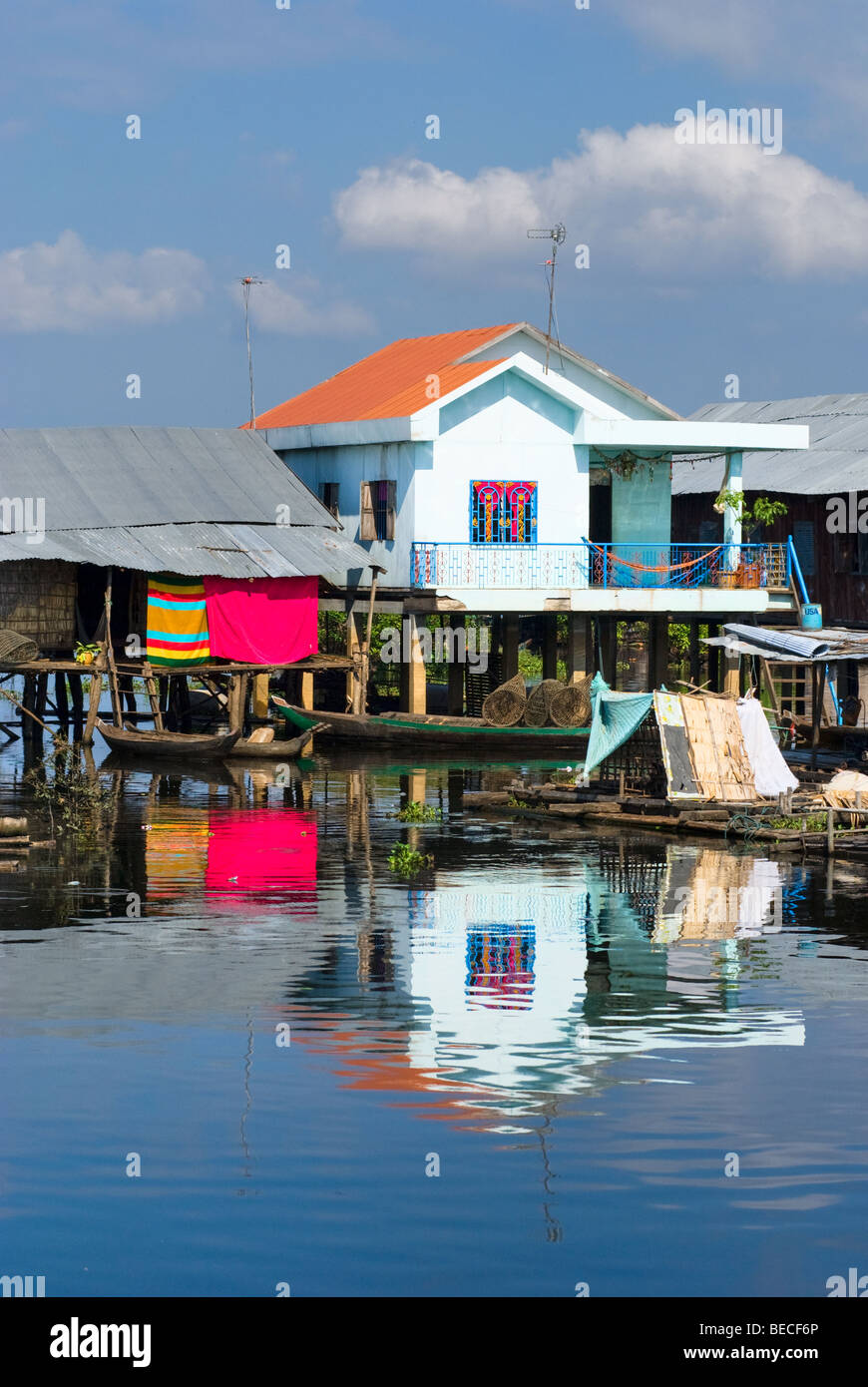 Moderna e antica casa sul fiume Mekong vicino a battambang, Cambogia. Foto Stock