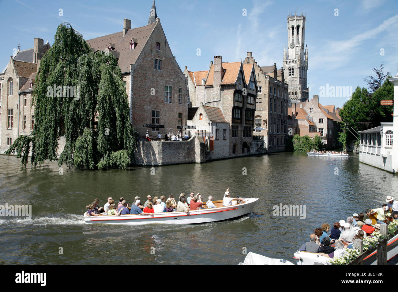 Tour in barca attraverso i canali del centro storico di Bruges, Fiandre, in Belgio, Europa Foto Stock