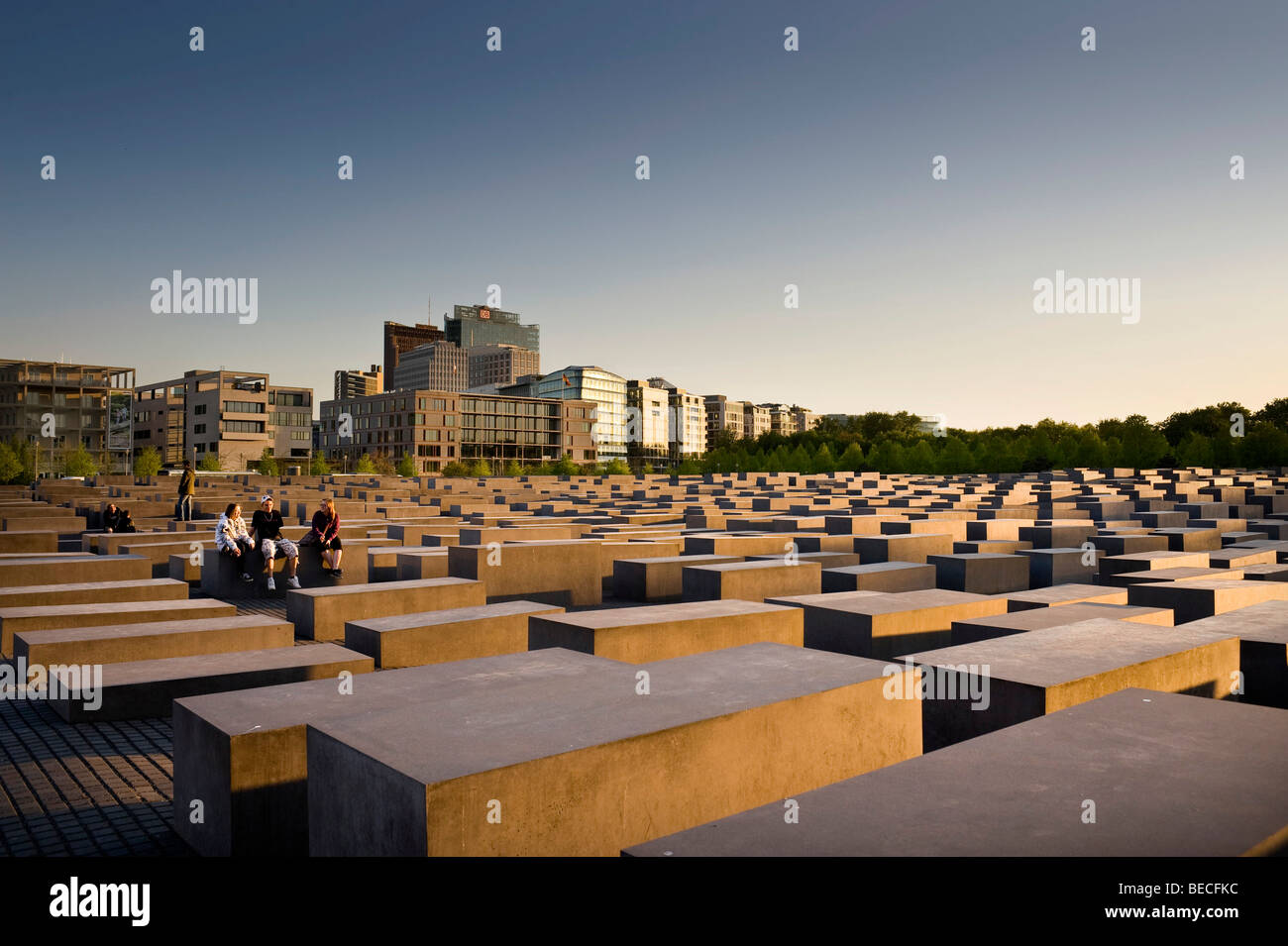 Atmosfera serale presso il memoriale della assassinato ebrei d'Europa, il memoriale dell'Olocausto, nella parte anteriore di edifici ad alta su Potsdam Foto Stock