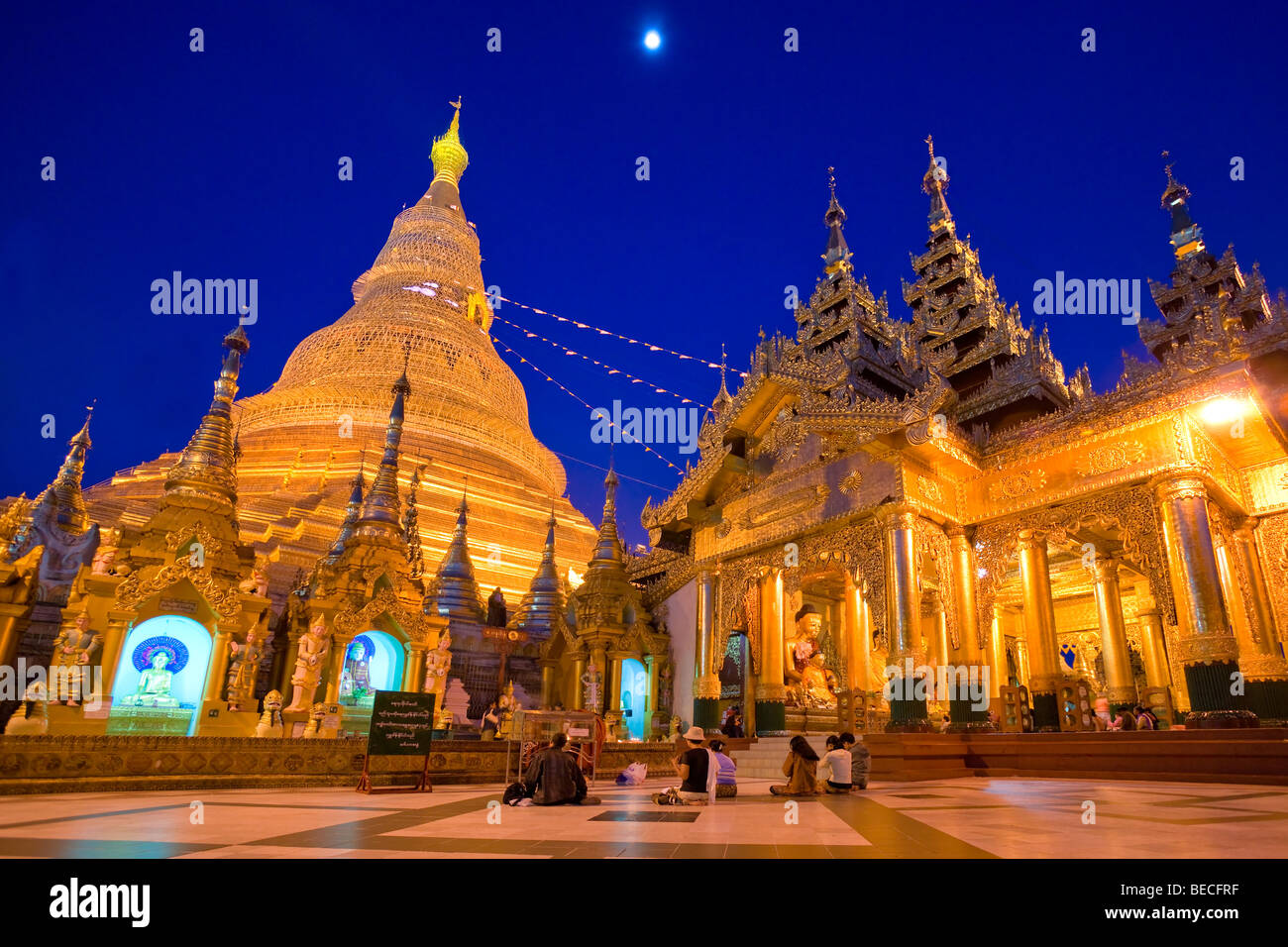 Shwedagon Paya di notte, Yangoon, Myanmar. Foto Stock