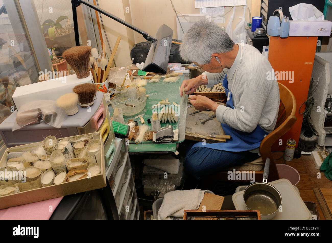 La produzione della parte di setole di una spazzola, produzione di spazzole in un pennello in fabbricazione, Toyohashi, Giappone, Asia Foto Stock
