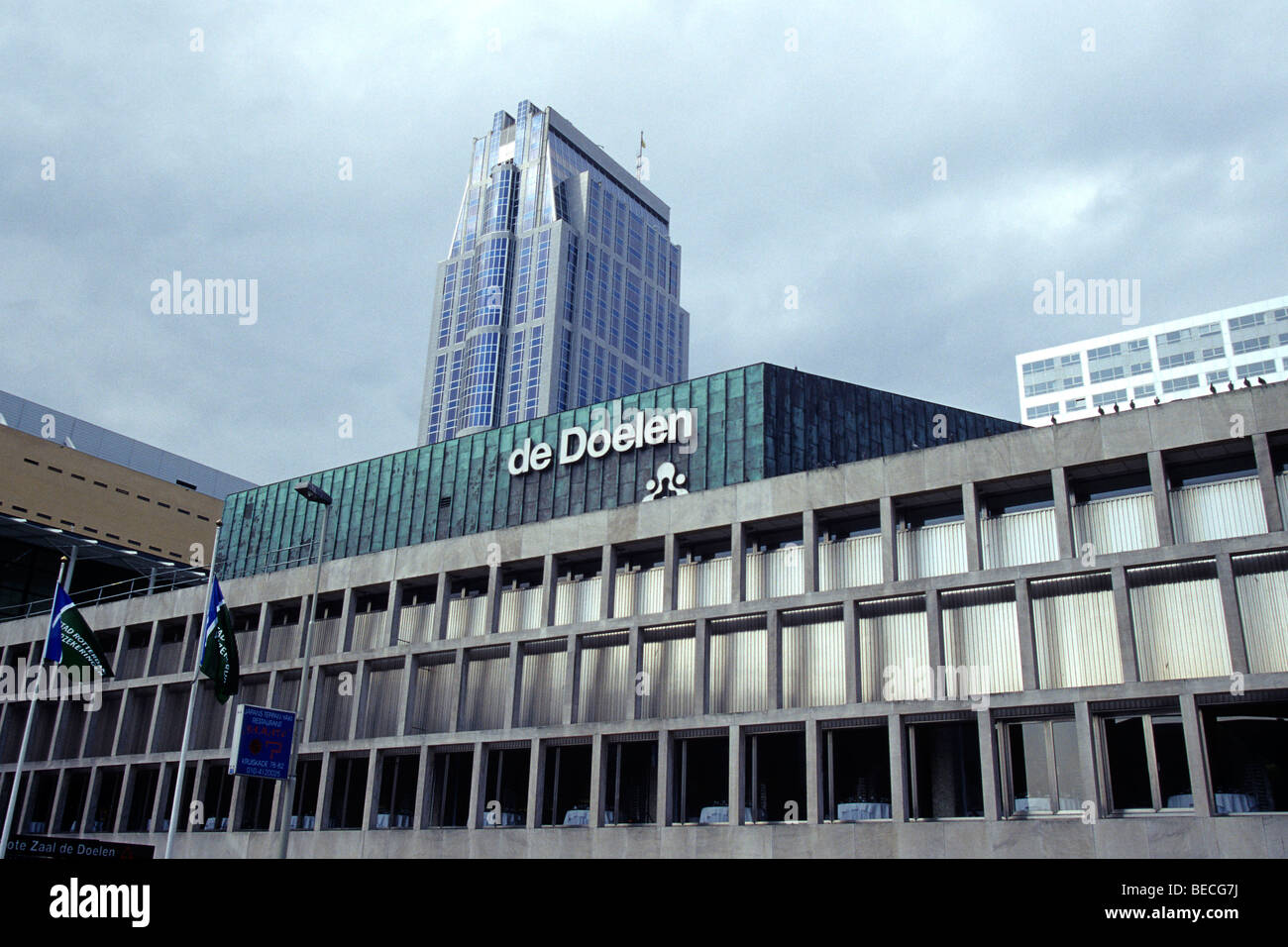 Architettura moderna nel centro della città, il De Doelen, il Congresso e la filarmonica, il Westin Hotel in la Millenium Tower a th Foto Stock