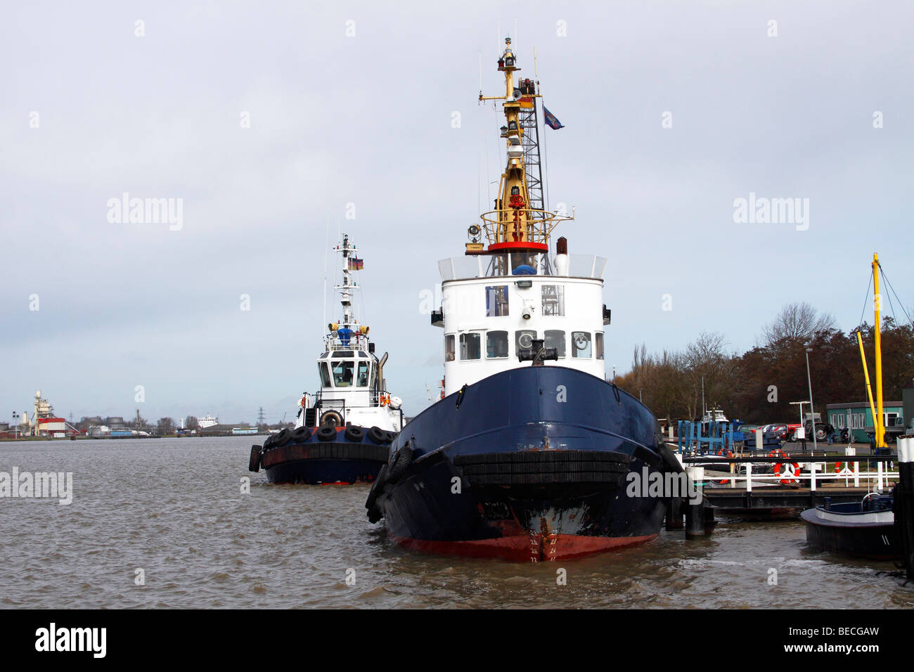 Navi e barche rimorchiatore, frese pilota sul Nord-Ostsee-Kanal, Kiel-Canal, Brunsbuettel, distretto Dithmarschen, Schleswig-Holstein, Foto Stock