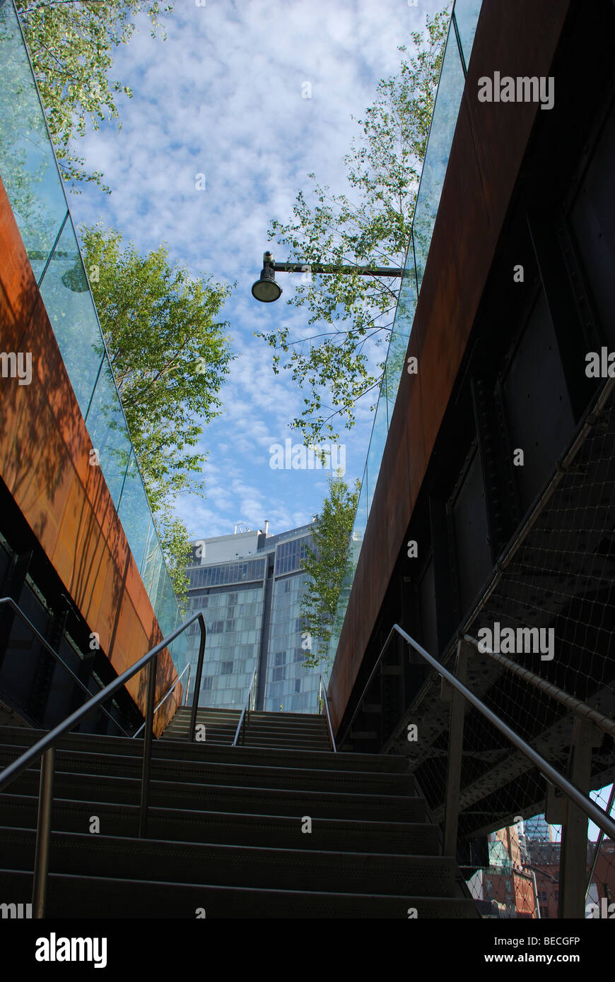 Ingresso al restaurato Highline conservancy walking park in NYC, una volta una linea di alimentazione al magazzino e confezionamento della carne district Foto Stock