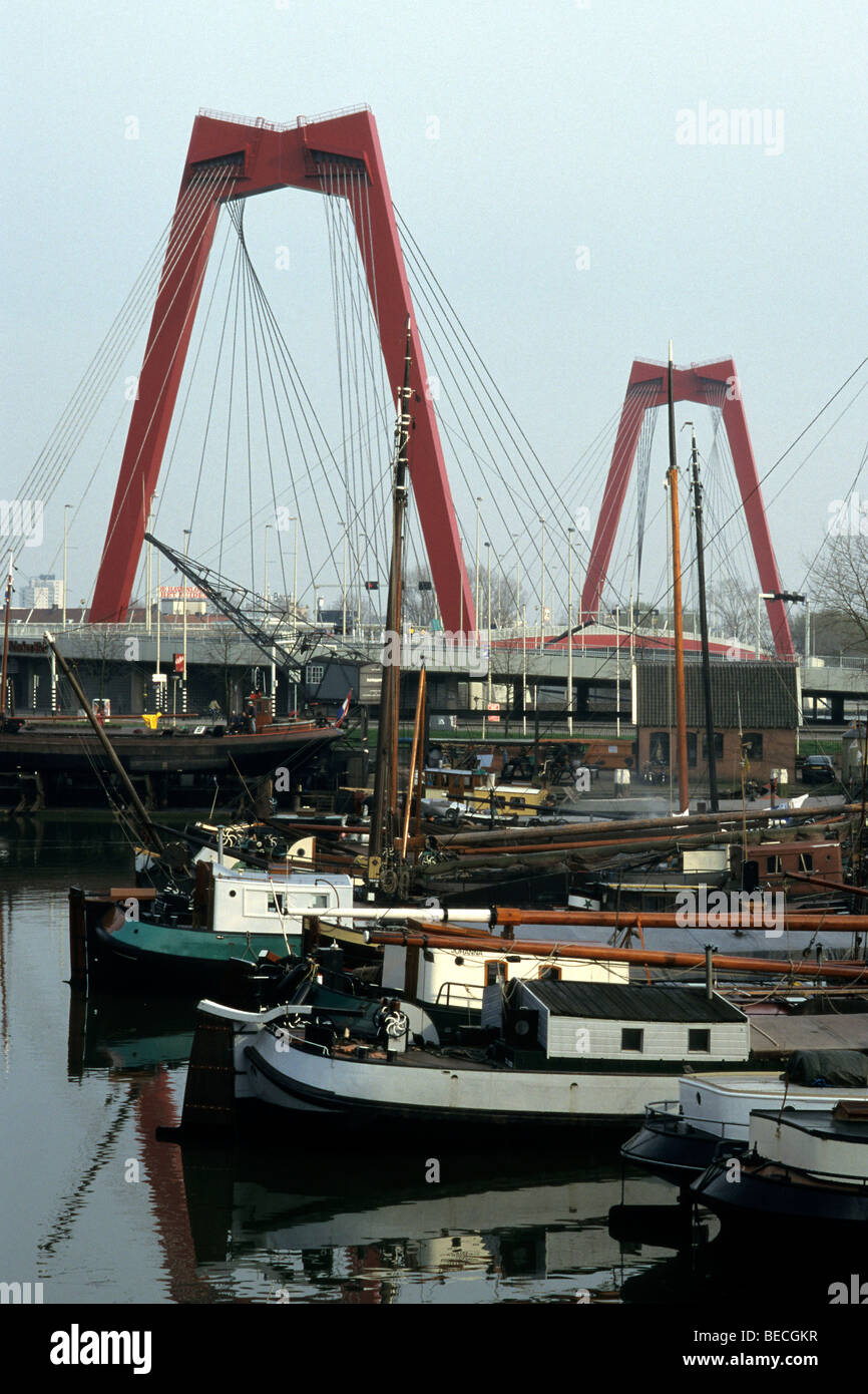 Navi tradizionali nel porto di Oude, parte del porto di Rotterdam, Museo di fronte al rosso ponte Willemsbrug, Rotterdam, pr Foto Stock
