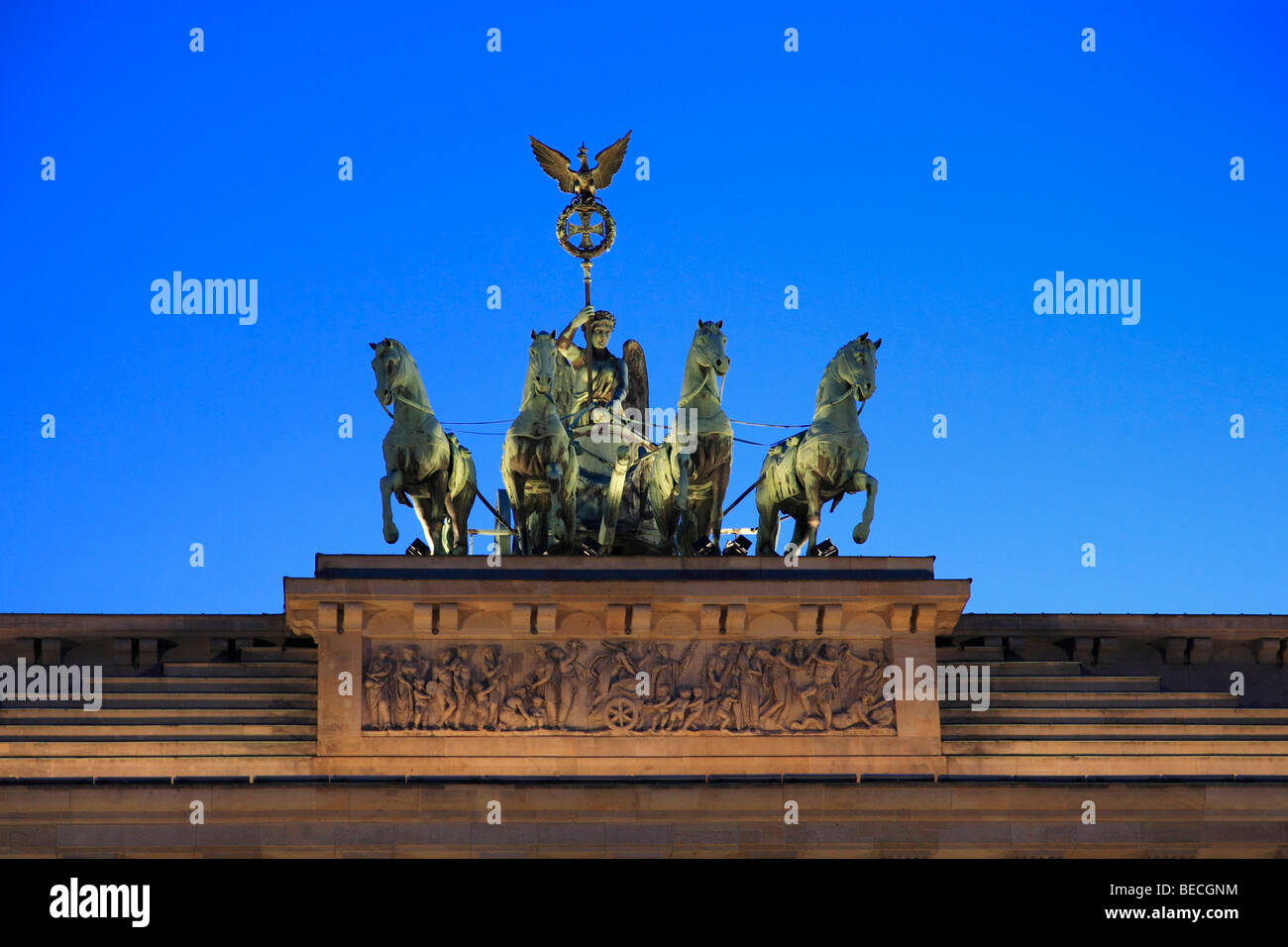Porta di Brandeburgo Quadriga carro, Brandenburger Tor, Pariser Platz, al tramonto, Berlin-Mitte, Berlino, Germania, Europa Foto Stock