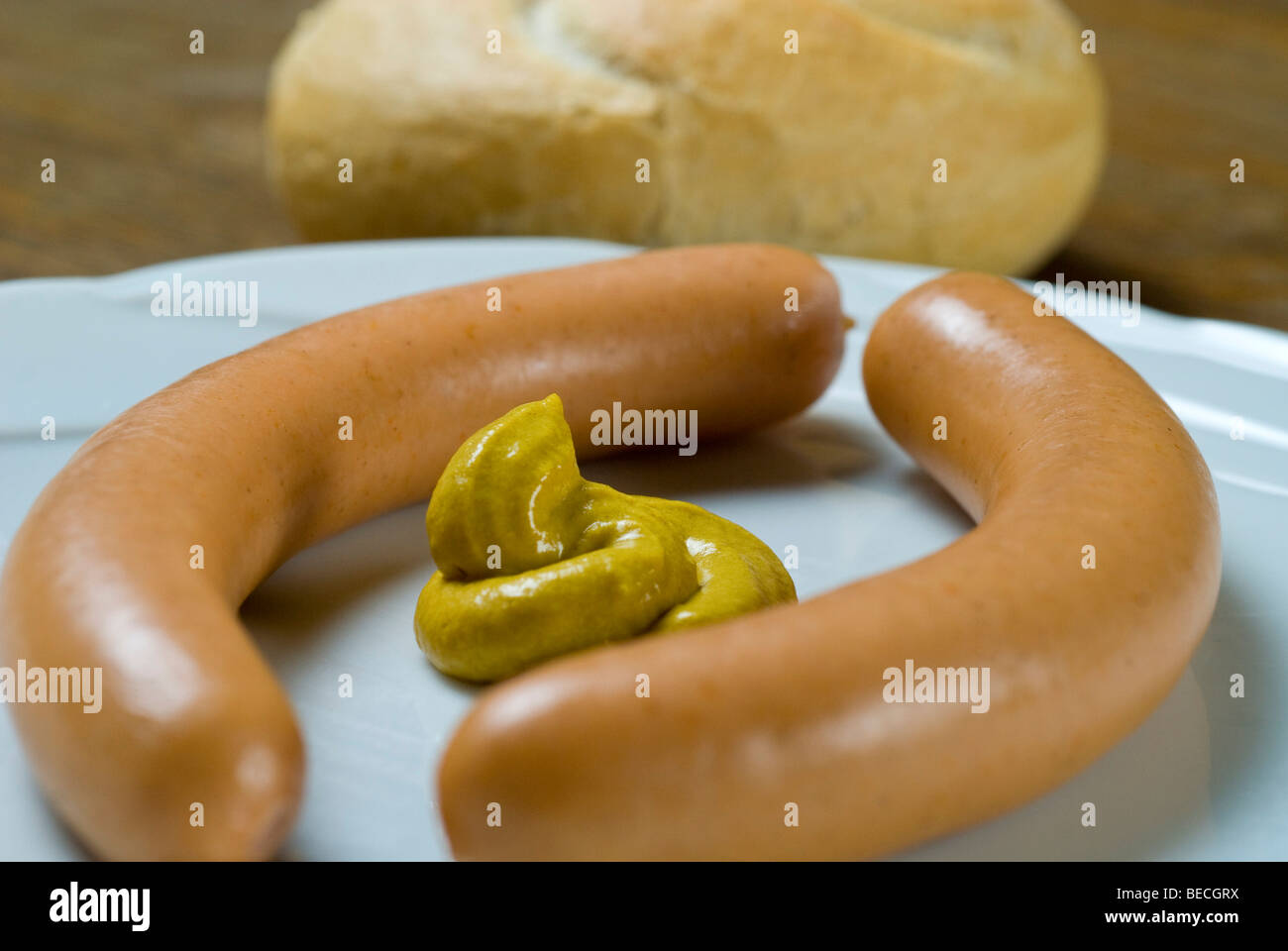 Salsicce viennesi con rullo Semmel e medio caldo senape Foto Stock