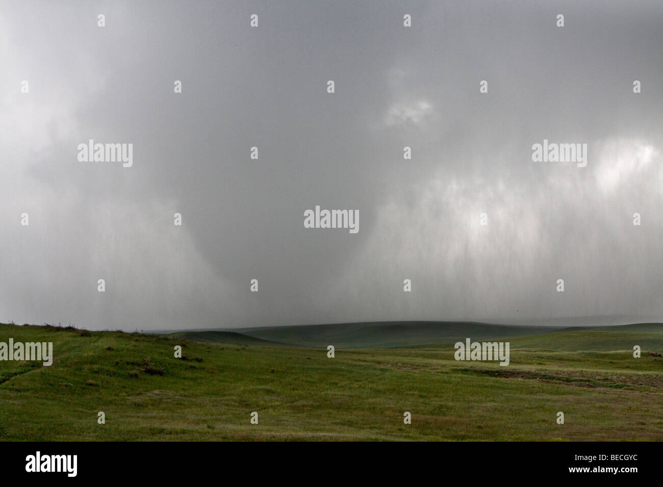 Un tornado si abbassa dal cielo in Gosen County, Wyoming USA, Giugno 5, 2009. Foto Stock