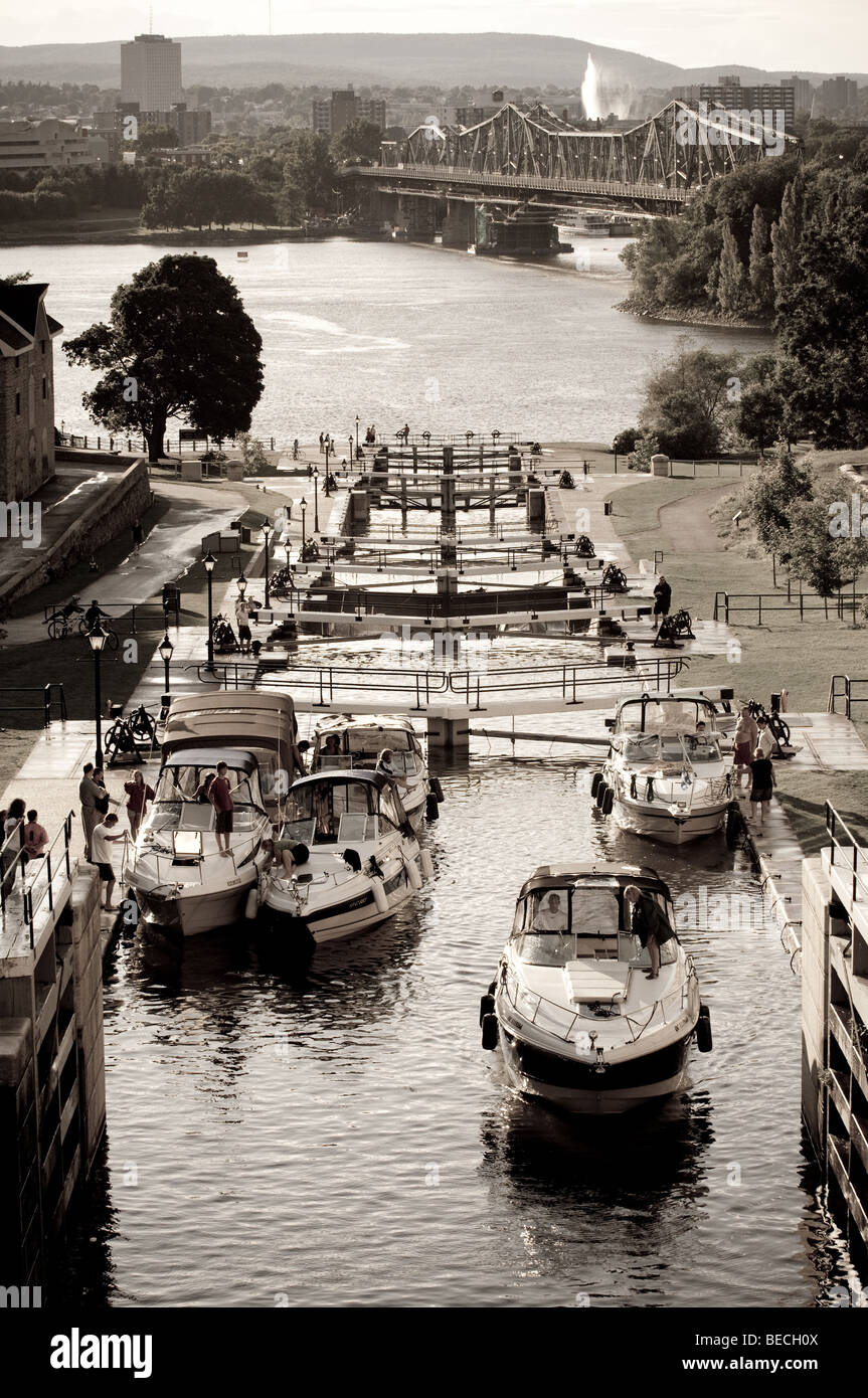 Barche in partenza Il Rideau Canal (un sito Patrimonio Mondiale dell'UNESCO) in Ottawa, Ontario, Canada. Foto Stock