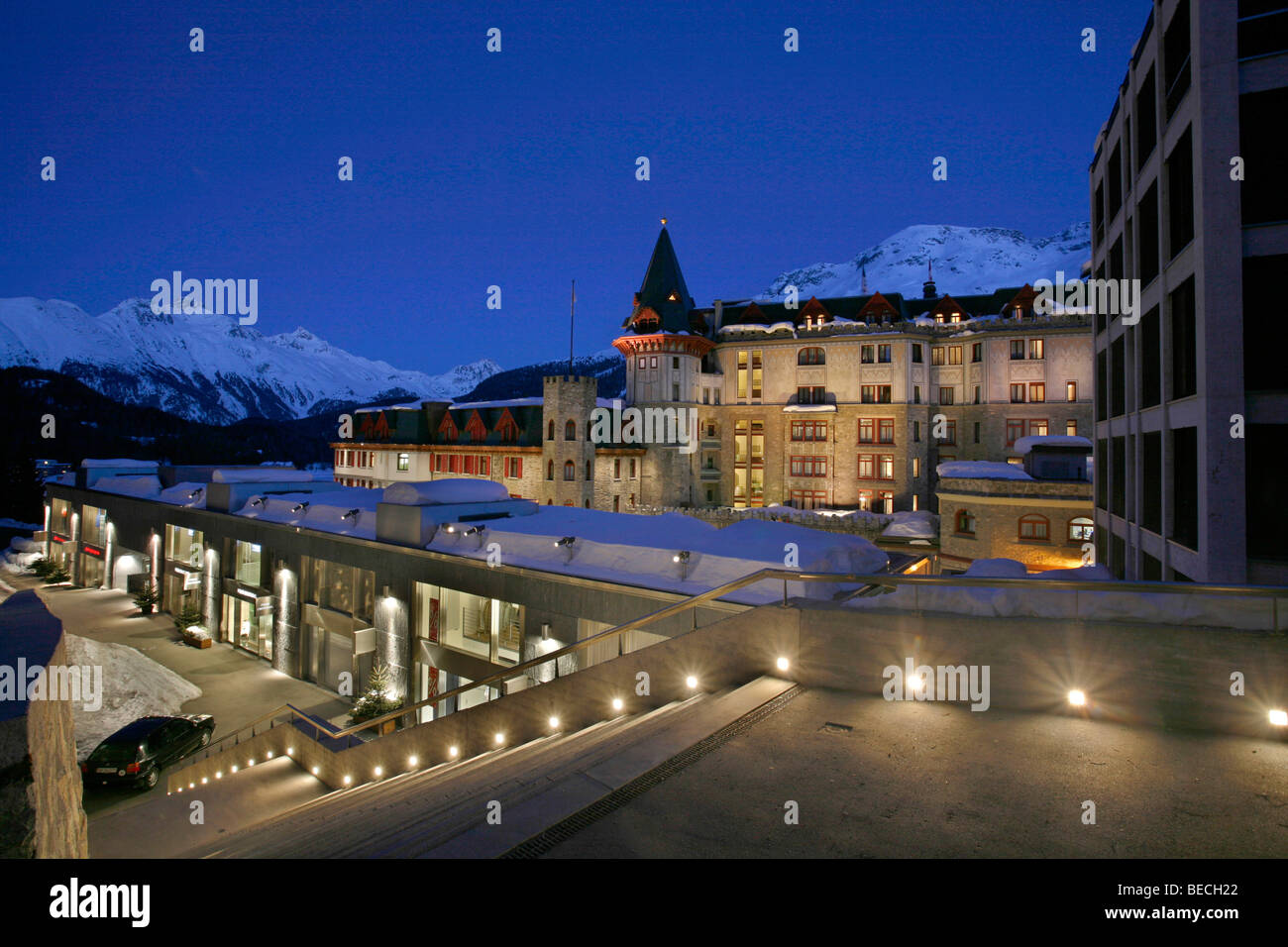 Hotel Palace in serata, San Moritz, Oberengadin, dei Grigioni, Svizzera Foto Stock