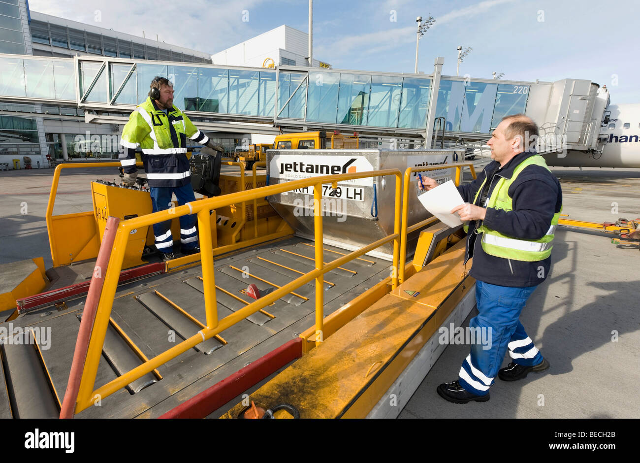 Lavoratori carico dei bagagli su un aereo, aeroporto di Monaco, Monaco di Baviera, Germania, Europa Foto Stock