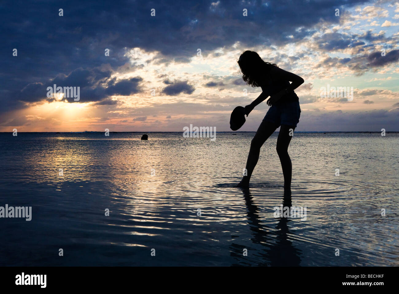 Silhouette di una ragazza al tramonto nelle Isole Cook Foto Stock